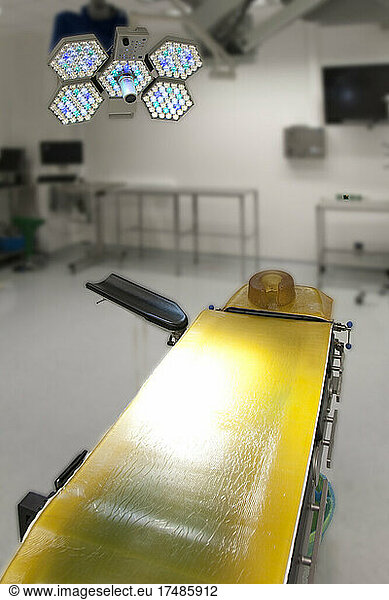 Ein Operationstisch mit einer gelben Abdeckung in einer neuen Krankenhauseinrichtung