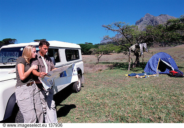 Ein Paar auf einer Safari auf einer Karte