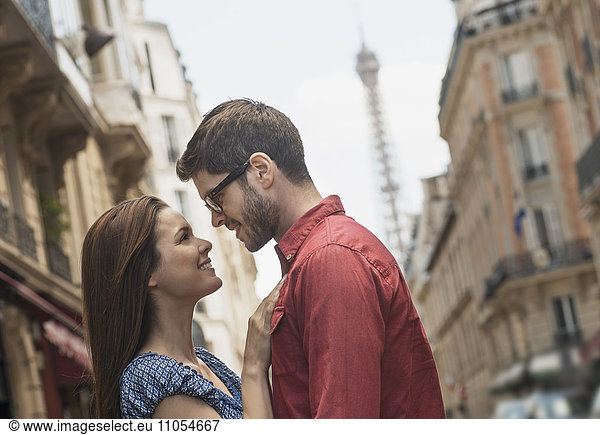Ein Paar  ein Mann und eine Frau  die sich auf einer Straße der Stadt in die Augen sehen.
