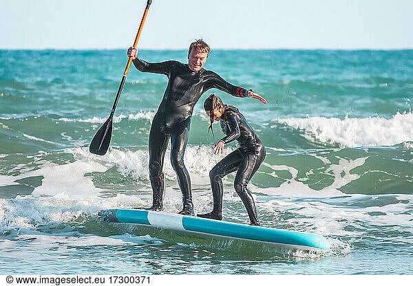 Ein Paar Surfer auf einem Paddle-Surfbrett in Benicasim  Spanien