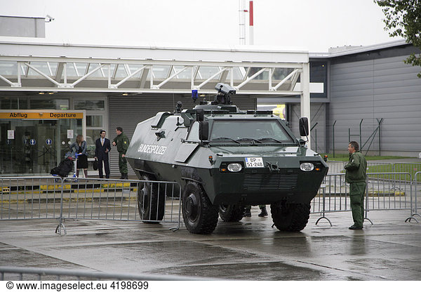 Ein Panzerwagen der Bundespolizei am Flughafen Berlin-Schönefeld Berlin Deutschland