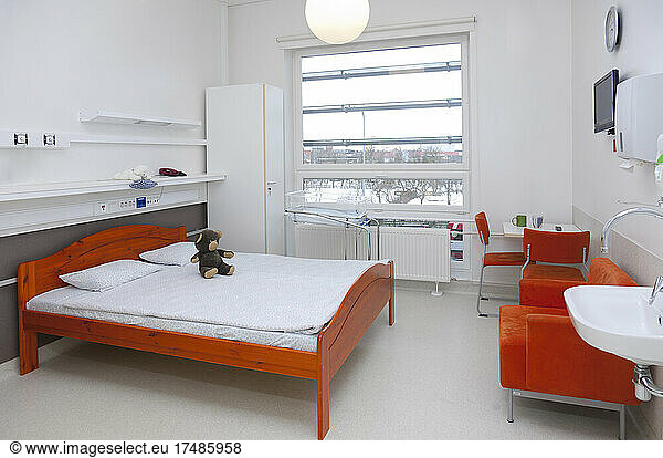 Ein Patientenzimmer in einem modernen Krankenhaus.