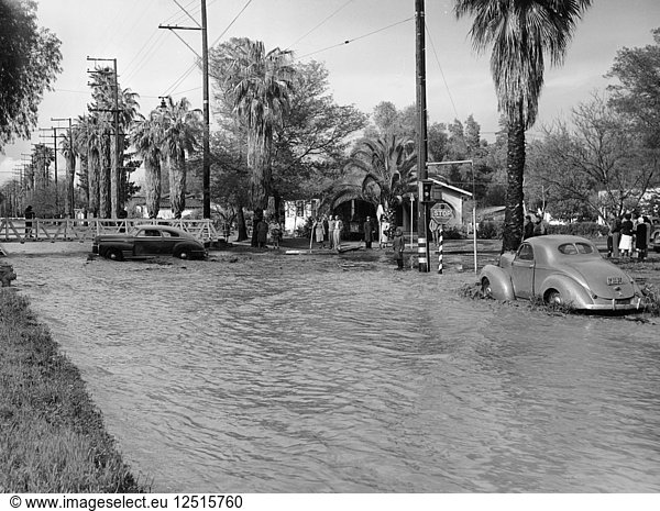 Ein Pontiac und ein Willys in einer Überschwemmung  USA  um 1941. Künstler: Unbekannt