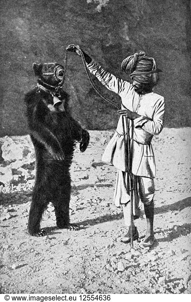 Ein Punjabi-Eingeborener mit einem Tanzbären  Indien  1922.Künstler: Robert Chisham