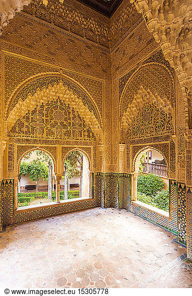 Ein Raum mit maurischen Ornamenten und Dekorationen im Nasridenpalast in Alhambra  Granada  Spanien