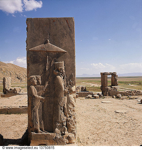 Ein Relief an einem Portal der Hundertsäulenhalle  das den König mit zwei Dienern darstellt  von denen einer einen Regenschirm trägt  achämenisch. 460 V. CHR. Persepolis  Persien.