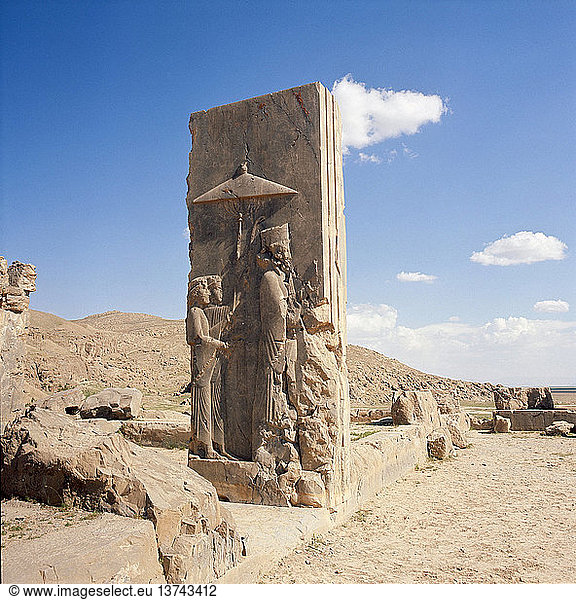 Ein Relief an einem Portal der Hundertsäulenhalle zeigt den König mit zwei Dienern  von denen einer einen Regenschirm trägt  achämenisch. 460 V. CHR. Persepolis  Persien.