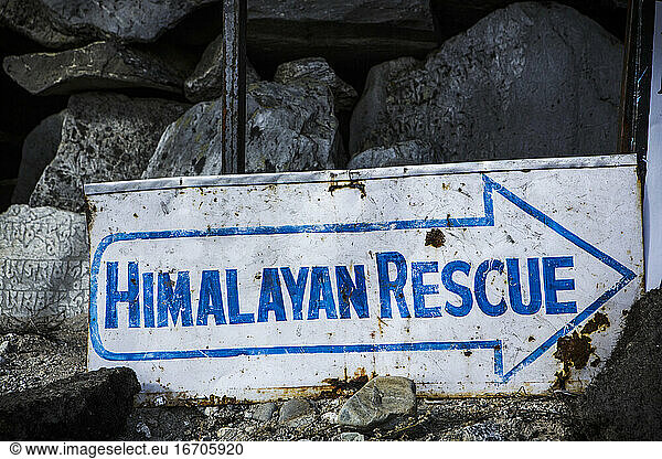 Ein Rettungsschild in der Nähe des Pfades zum Everest Base Camp in Nepal.