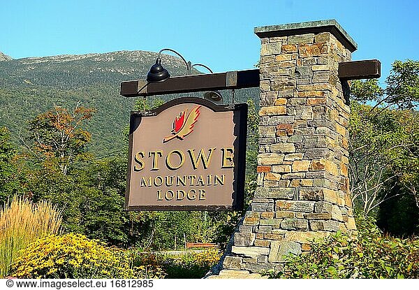 Ein rustikales Schild begrüßt die Gäste der Stowe Mountain Lodge in Vermont.