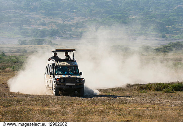Ein Safari-Fahrzeug im Ndutu-Gebiet  Ndutu  Ngorongoro-Schutzgebiet  Serengeti  Tansania