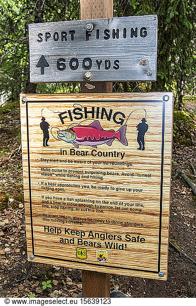 Ein Schild mit Informationen zum Lachsfischen in der Nähe der Russian River Falls auf der Kenai-Halbinsel; Alaska  Vereinigte Staaten von Amerika