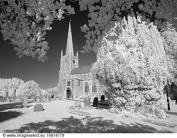 Ein Schwarz-Weiß-Infrarotbild der St. Andrews Church in Congresbury  North Somerset  England.