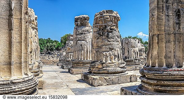 Ein Sockel einer Säule des Apollo-Tempels in Didyma  Türkei