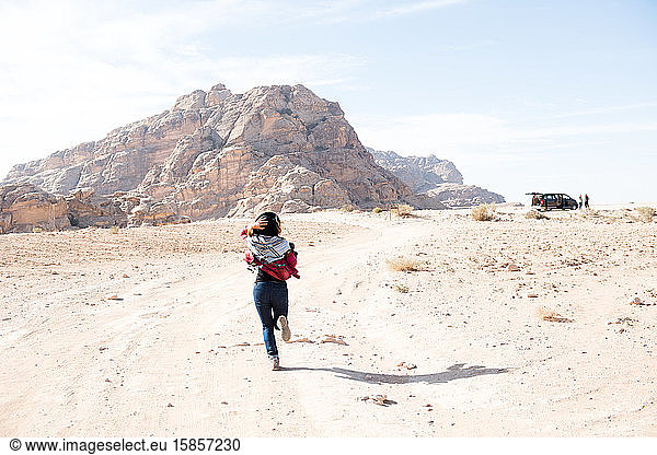 Ein sonniger Rastplatz in der Wüste außerhalb des historischen Petra.