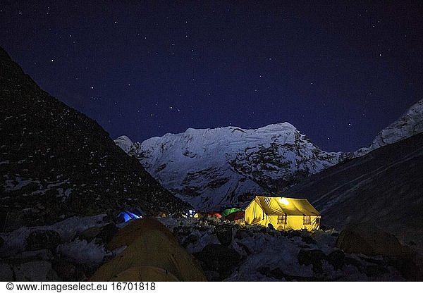 Ein Speisezelt im Island Peak Base Camp in der Khumbu-Region in Nepal.