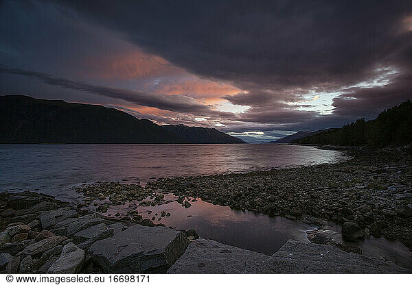 Ein stürmischer Sonnenuntergang über einem Fjord in Norwegen