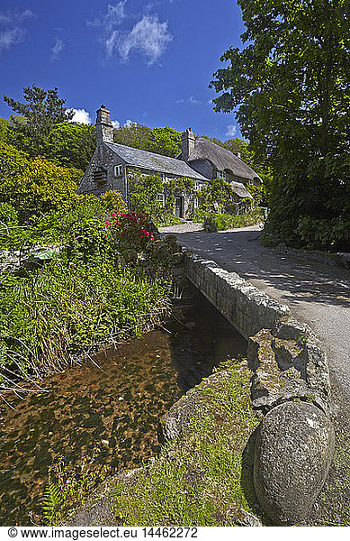 Ein strohgedecktes Cottage in Cornwall an der Straße nach Penberth Cove  Cornwall  England