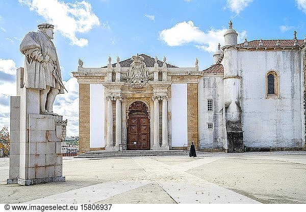 Ein Student in traditioneller Kleidung geht durch die Universität von Coimbra  eine der ältesten Universitäten Europas  Coimbra  Portugal  Europa