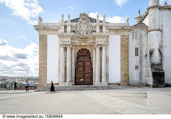 Ein Student in traditioneller Kleidung geht durch die Universität von Coimbra  eine der ältesten Universitäten Europas  Portugal  Europa