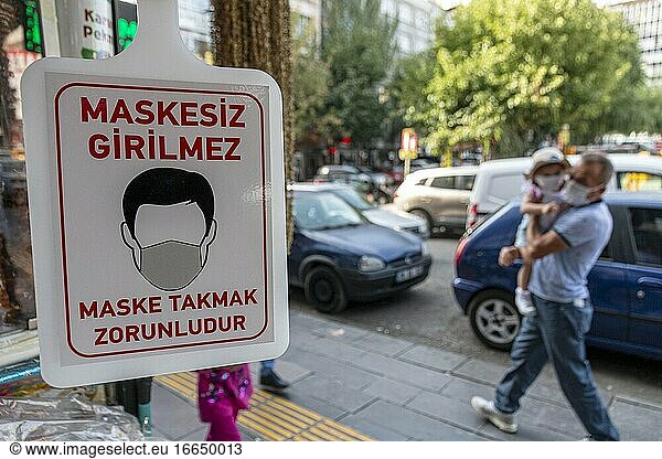 Ein türkischer Mann mit Gesichtsmaske geht in einer Straße von Ankara an einem Schild mit der Aufschrift Maskenpflicht vorbei  da die Türkei 1 502 neue bestätigte Fälle des neuen Coronavirus (COVID-19) gemeldet hat - der höchste tägliche Anstieg seit mehr als einem Monat.