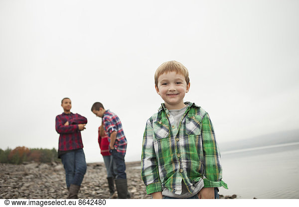Ein Tagesausflug am Ashokan-See. Drei Jugendliche und ein kleiner Junge am Ufer.
