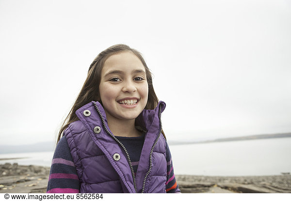 Ein Tagesausflug am Ashokan-See. Ein junges Mädchen in einer lila Weste.