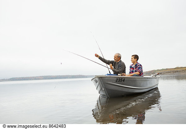 Ein Tagesausflug am Ashokan-See. Ein Mann und ein Teenager fischen von einem Boot aus.
