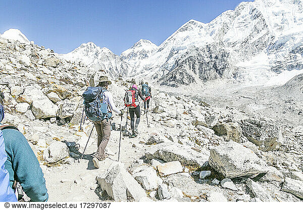 Ein Team von Bergsteigern ist auf dem Weg zum Everest Base Camp