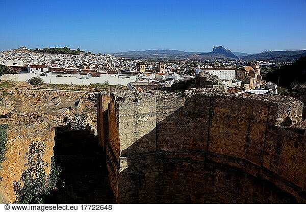 Ein Teil der Burganlage  Alcazaba  Altstadt von Antequera  Andalusien  Spanien  Europa