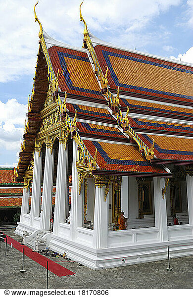 Ein Tempel in der inneren Anlage des Tempels des Smaragdbuddhas; Tempel des Smaragdbuddhas  Großer Palast  Bangkok  Thailand.