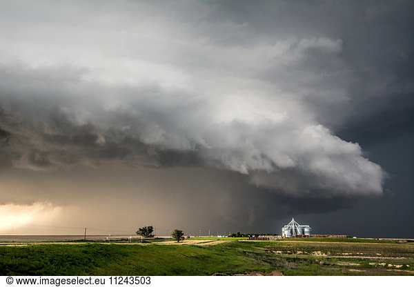 Ein tornadoerzeugendes Superzellen-Gewitter  das sich über Ranchland bei Leoti  Kansas  ausbreitet