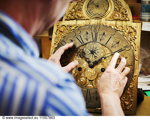 Ein Uhrmacher  der sein Werk ausstellt.