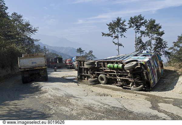 Ein umgestürzter LKW liegt auf der Straße von Kathmandu nach Pokhara