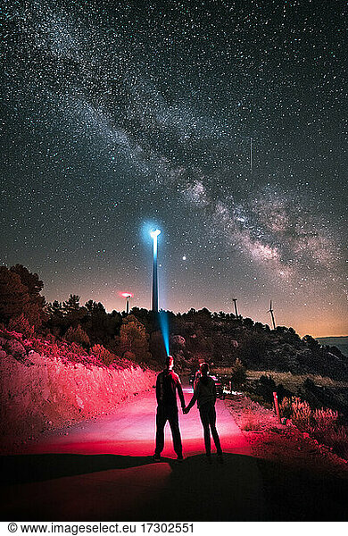 Ein verliebtes Paar beobachtet die Milchstraße