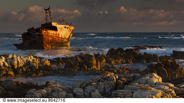 Ein verrostendes Wrack  ein verlassenes Schiff vor der Küste von Arniston  an der Küste von Kap Süd.