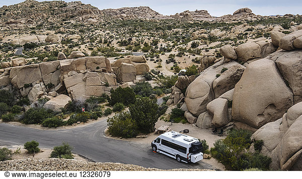 Ein Wohnmobil auf dem Jumbo Rock Campingplatz im Joshua Tree National Park; Kalifornien Vereinigte Staaten von Amerika