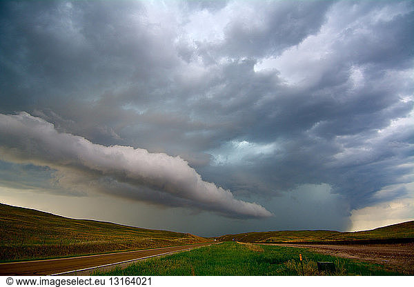 Ein wunderschöner Sturm droht über einer abgelegenen Landstraße  Hyannis  Nebraska  USA