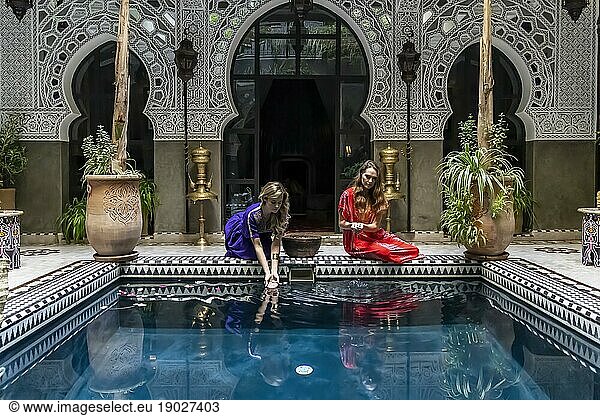 Ein wunderschönes Modell posiert in einer häuslichen Umgebung in Medina  Marokko  Afrika
