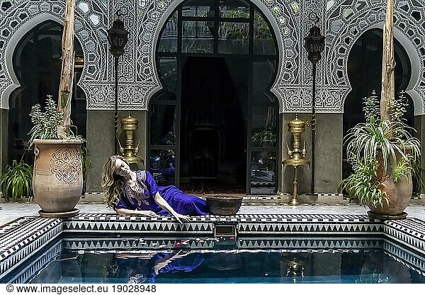 Ein wunderschönes Modell posiert in einer häuslichen Umgebung in Medina  Marokko  Afrika