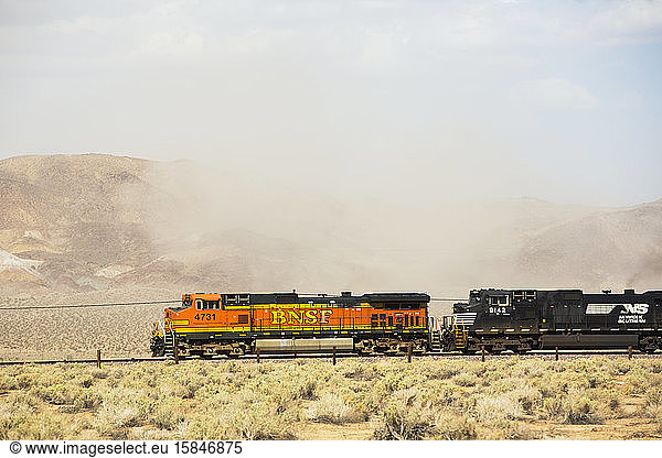 Ein Zug durchquert einen Staubsturm in der Mojave-Wüste in Kalifornien  USA.