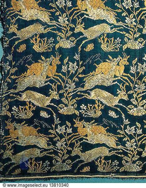 Ein zusammengesetztes Seidentuch mit einem Muster aus laufenden Hirschen und Blumen  islamisch. Safawiden-Dynastie  17. Jahrhundert. Persien.