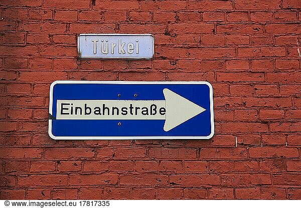 Einbahnstraße Türkei  Verkehrsschild Einbahnstraße und Straßenschild Türkei