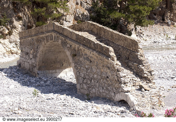 Eine alte Brücke aus der Römerzeit überspannt das ausgetrocknete Flussbett in der Samaria-Schlucht in Agia Roumeli  Kreta  Griechenland  Europa