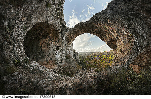 Eine alte Höhle und ein Felsbogen bilden das Bild eines steinernen Herzens