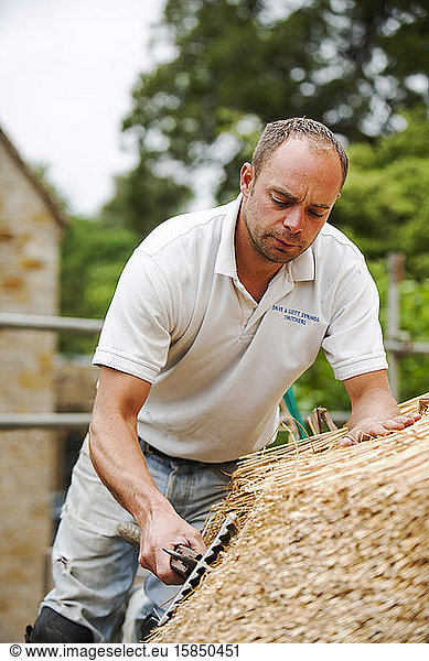 Eine alte Scheune im Dorf Symondsbury in Dorset wird neu gedeckt