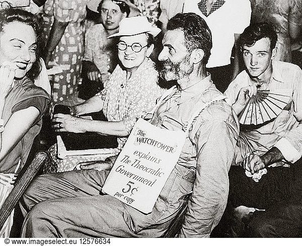 Eine Antikriegsgruppe der Zeugen Jehovas bei einer Versammlung im Jahr 1940. Künstler: Unbekannt