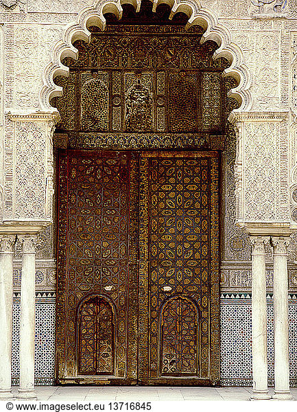 Eine aus einer Reihe von kunstvoll geschnitzten Doppeltüren im Hof der Jungfrauen im Alcazar  Sevilla. In jedem Flügel der großen Türen ist eine kleinere Schlupftür eingelassen  die Zugang zu den dahinter liegenden Sälen bietet. Spanien. Maurisch. 14. Jahrhundert. Sevilla.