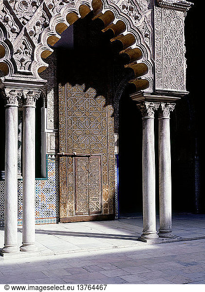 Eine aus einer Reihe von kunstvoll geschnitzten Doppeltüren im Hof der Jungfrauen im Alcazar  Sevilla. In jedem Flügel der großen Türen ist eine kleinere Schlupftür eingelassen  die Zugang zu den dahinter liegenden Sälen bietet. Spanien. Maurisch. 14. Jahrhundert. Sevilla.