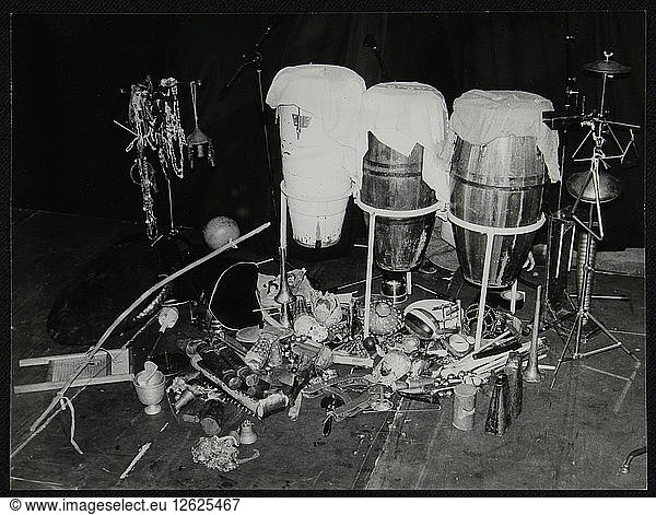Eine Auswahl von Instrumenten des brasilianischen Perkussionisten Guilherme Francos  Middlesbrough  1978. Künstler: Denis Williams