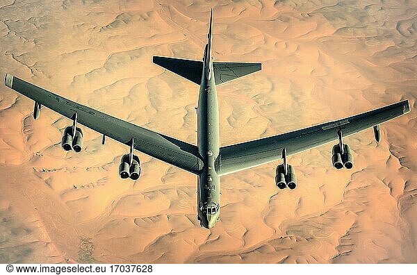 Eine B-52 Stratofortress der U.S. Air Force  die dem 2. Bombengeschwader zugeteilt ist  startet nach der Betankung durch einen KC-135 Stratotanker  der der 340th Expeditionary Air Refueling Squadron zugeteilt ist  während einer mehrtägigen Bomber Task Force-Mission über Südwestasien am 10. Dezember 2020. Die B-52 ist ein Langstreckenbomber mit einer Reichweite von rund 8.800 Meilen  der eine schnelle Unterstützung von BTF-Missionen oder -Einsätzen ermöglicht und die globale Sicherheit und Stabilität stärkt.